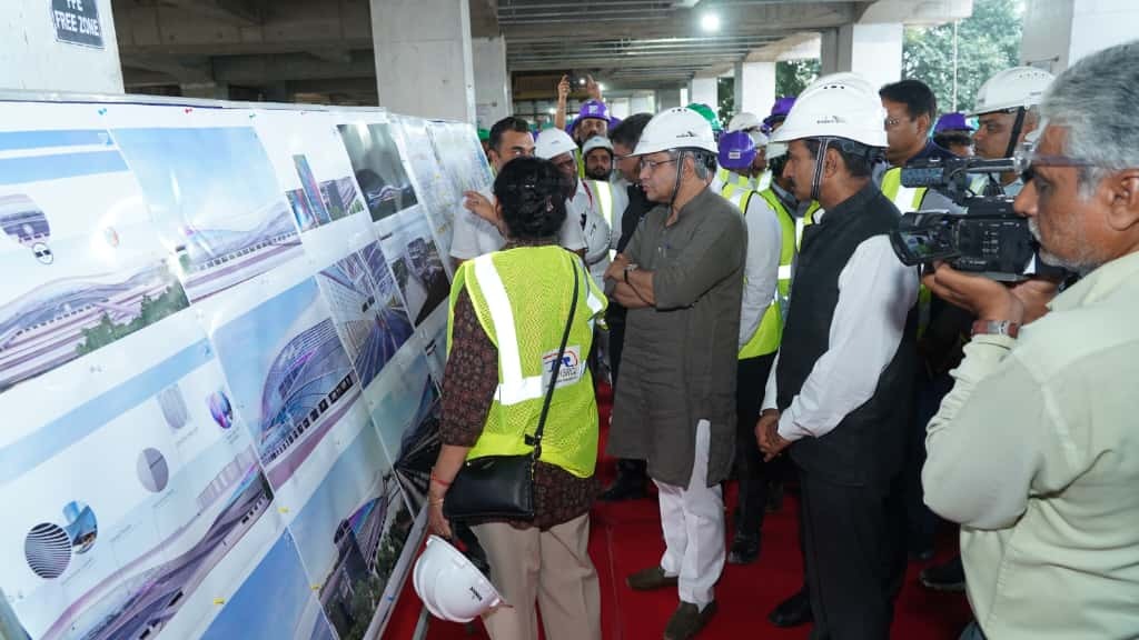 रेल मंत्री, माननीय श्री Ashwini Vaishnaw तथा सूरत के माननीय सांसद श्री Mukesh Dalal ने 27 सितंबर 2025 को निर्माणाधीन सूरत बुलेट ट्रेन स्टेशन का दौरा किया और ट्रैक स्थापना कार्यों का निरीक्षण किया।